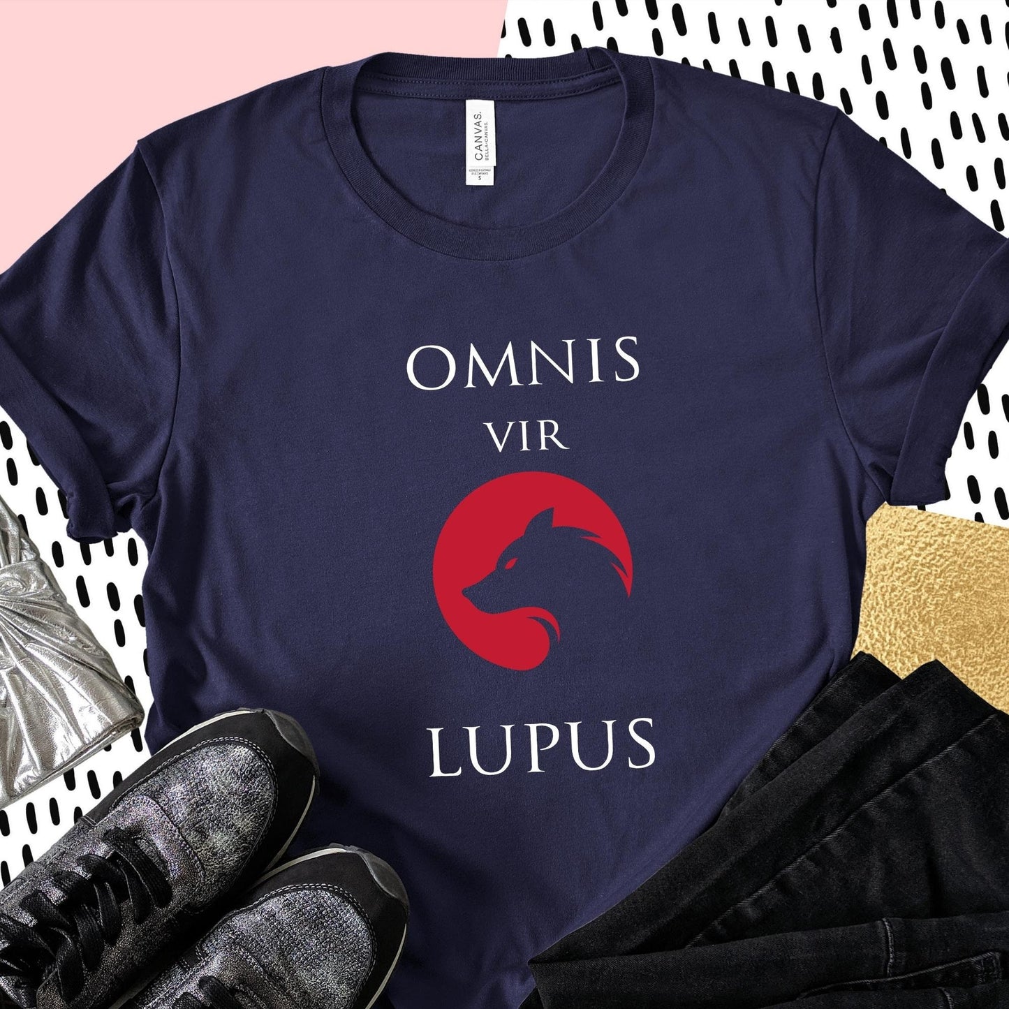 Omnis vir Lupus Red navy shirt Ink and Stories