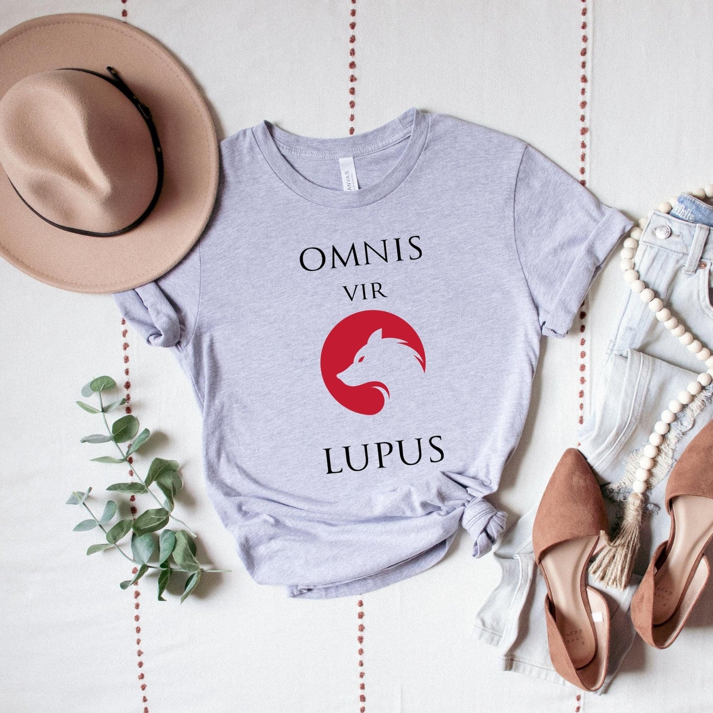 Omnis vir Lupus Red grey shirt Ink and Stories