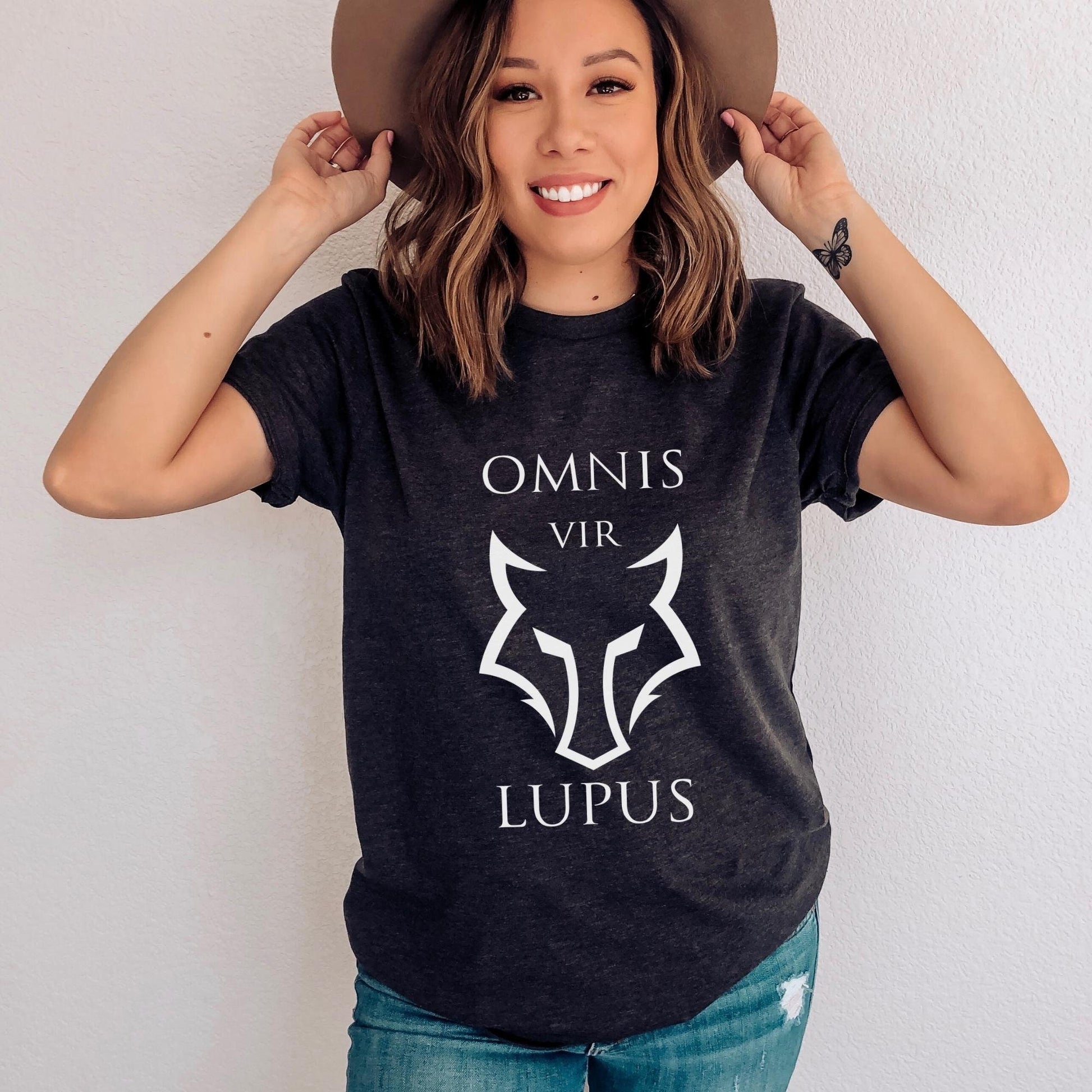 Red Rising Omnis vir Lupus T-Shirt | Pierce Brown Bookish Gift - Ink and Stories