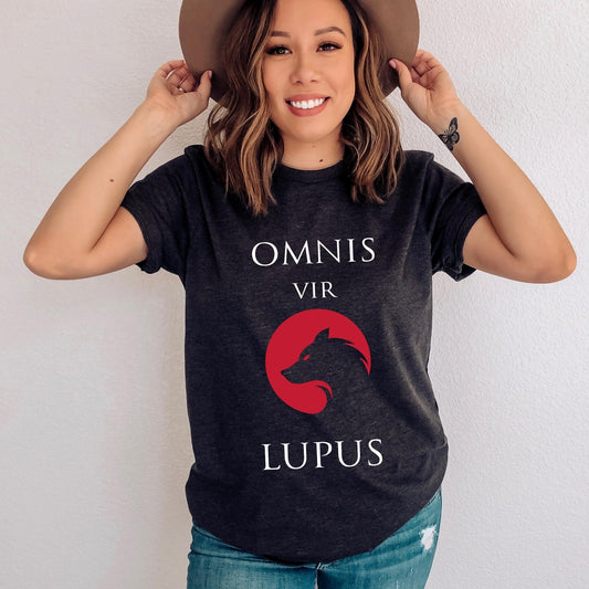 Omnis vir Lupus Red Dark Grey Heather shirt Ink and Stories